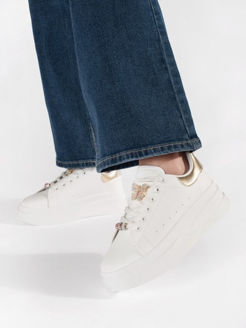 Białe sneakersy na platformie z przypinkami - 38 Białe sneakersy na platformie z przypinkami - 38