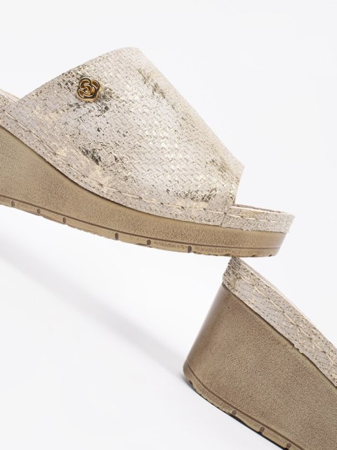 Klapki damskie na koturnie taupe - 40 Klapki damskie na koturnie taupe - 40
