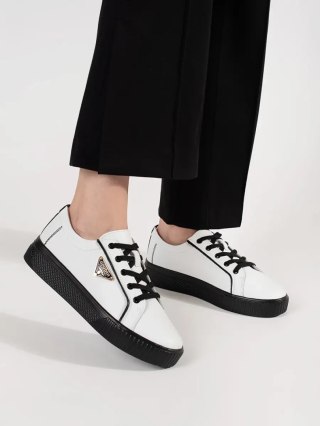 Skórzane biało-czarne sneakersy na grubej podeszwie - 37