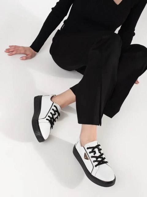 Skórzane biało-czarne sneakersy na grubej podeszwie - 39 Skórzane biało-czarne sneakersy na grubej podeszwie - 39