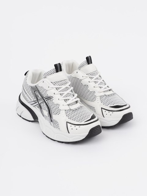Sportowe sneakersy biało-czarne z siateczką - 38 Sportowe sneakersy biało-czarne z siateczką - 38