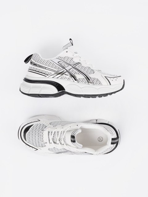 Sportowe sneakersy biało-czarne z siateczką - 38 Sportowe sneakersy biało-czarne z siateczką - 38