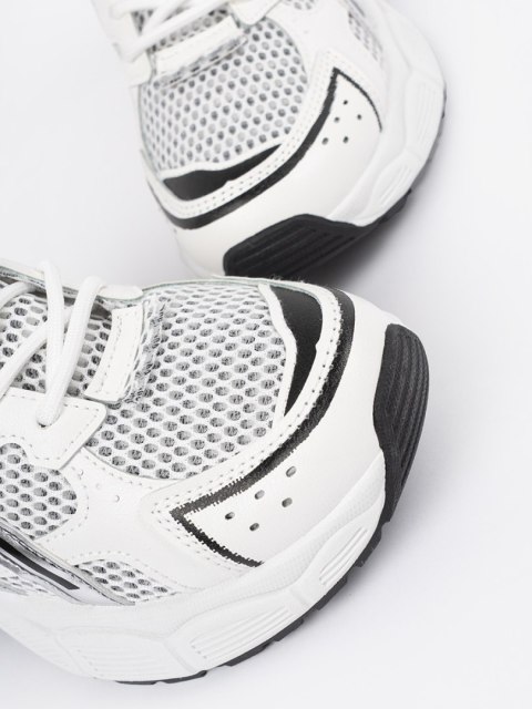 Sportowe sneakersy biało-czarne z siateczką - 38 Sportowe sneakersy biało-czarne z siateczką - 38