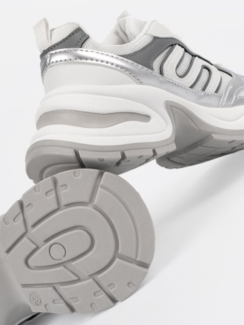 Białe damskie sneakersy ze srebrnymi wstawkami - 40 Białe damskie sneakersy ze srebrnymi wstawkami - 40