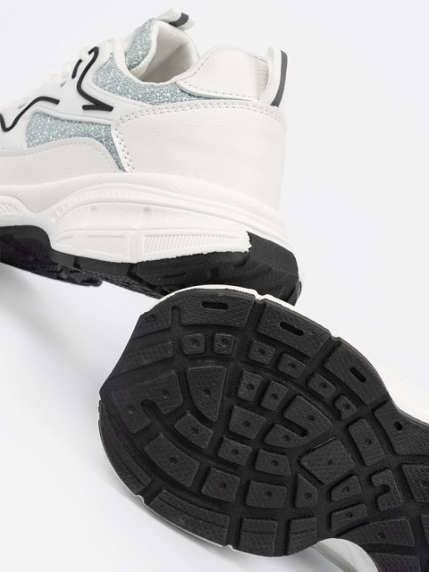 Biało zielone sneakersy z ozdobnymi wstawkami - 37 Biało zielone sneakersy z ozdobnymi wstawkami - 37