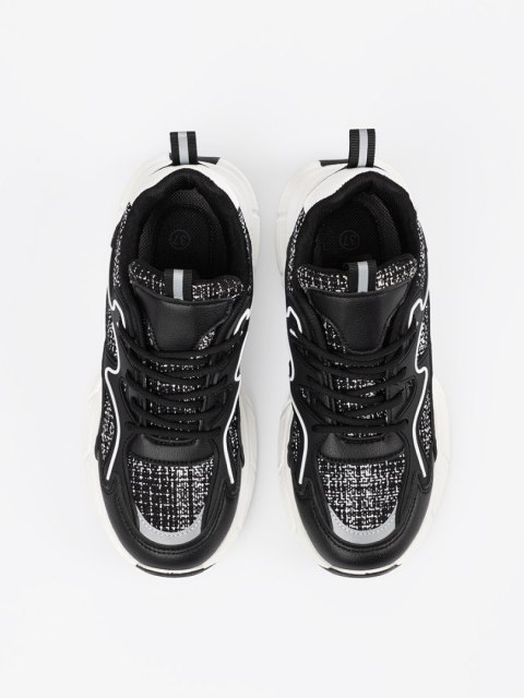 Czarne sneakersy damskie z ozdobnymi wstawkami - 39 Czarne sneakersy damskie z ozdobnymi wstawkami - 39