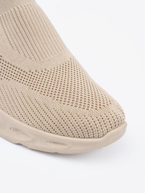 Lekkie buty sportowe wsuwane beż - 37 Lekkie buty sportowe wsuwane beż - 37