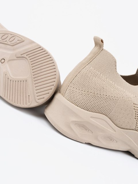 Lekkie buty sportowe wsuwane beż - 37 Lekkie buty sportowe wsuwane beż - 37