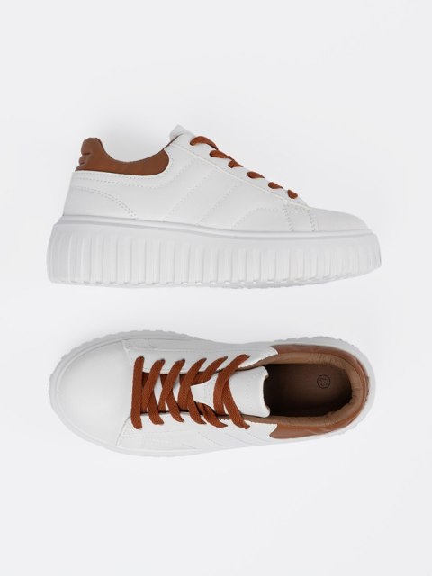 Białe sneakersy brązowymi wstawkami - 37 Białe sneakersy brązowymi wstawkami - 37