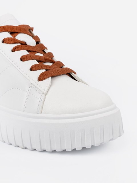 Białe sneakersy brązowymi wstawkami - 37 Białe sneakersy brązowymi wstawkami - 37