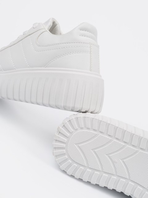 Białe sneakersy damskie - 40 Białe sneakersy damskie - 40