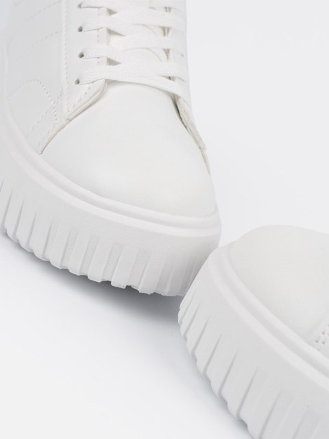 Białe sneakersy ze srebrnymi wstawkami - 37