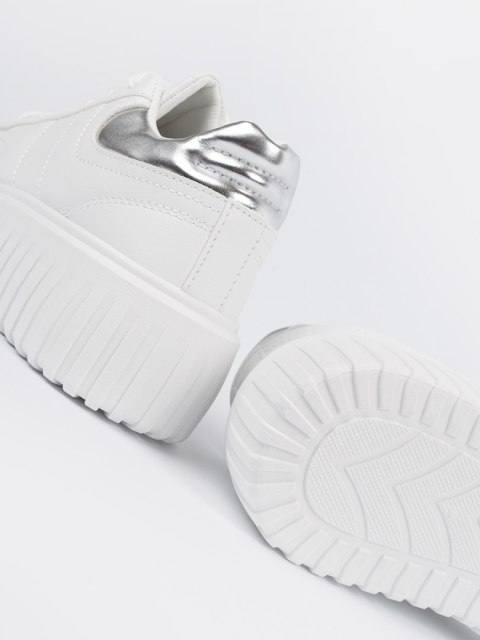 Białe sneakersy ze srebrnymi wstawkami - 39
