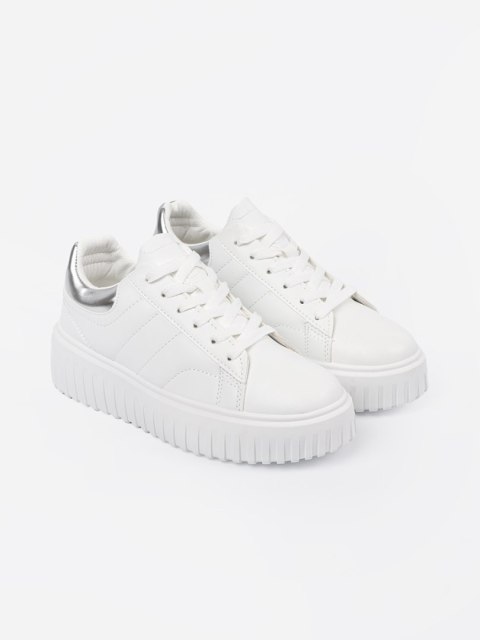 Białe sneakersy ze srebrnymi wstawkami - 40