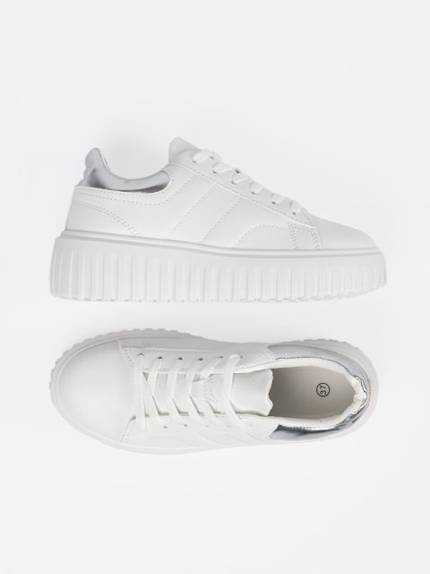 Białe sneakersy ze srebrnymi wstawkami - 41