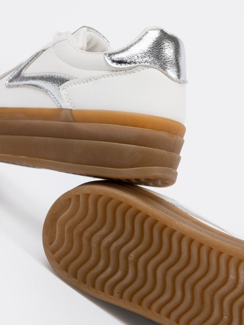 Damskie białe sneakersy ze srebrnymi wstawkami - 39 Damskie białe sneakersy ze srebrnymi wstawkami - 39