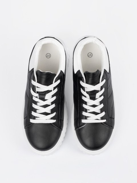 Damskie sneakersy czarne z białymi wstawkami - 38 Damskie sneakersy czarne z białymi wstawkami - 38