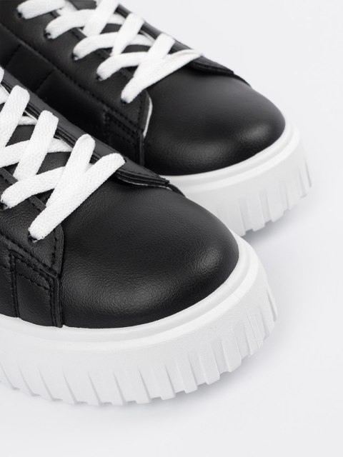 Damskie sneakersy czarne z białymi wstawkami - 38 Damskie sneakersy czarne z białymi wstawkami - 38