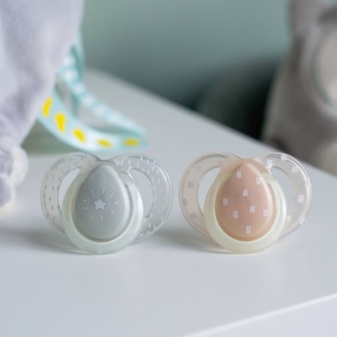 TOMMEE TIPPEE TTP43336297 Smoczki uspokajające NIGHT TIME 6-18m mix 2pak TOMMEE TIPPEE TTP43336297 Smoczki uspokajające NIGHT TIME 6-18m mix 2pak