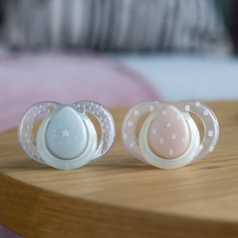 TOMMEE TIPPEE TTP43336297 Smoczki uspokajające NIGHT TIME 6-18m mix 2pak TOMMEE TIPPEE TTP43336297 Smoczki uspokajające NIGHT TIME 6-18m mix 2pak