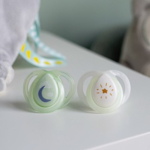 TOMMEE TIPPEE TTP43338095 Smoczki uspokajające NIGHT TIME 0-6m mix 2pak TOMMEE TIPPEE TTP43338095 Smoczki uspokajające NIGHT TIME 0-6m mix 2pak