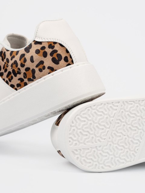 Białe sneakersy z wstawkami w panterkę - 36 Białe sneakersy z wstawkami w panterkę - 36