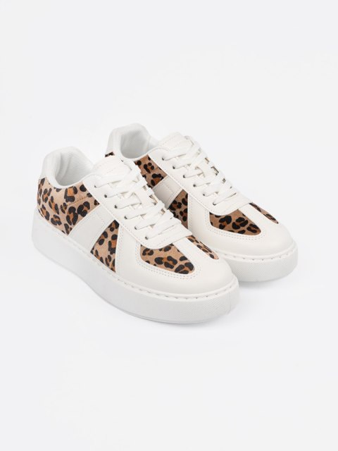 Białe sneakersy z wstawkami w panterkę - 39 Białe sneakersy z wstawkami w panterkę - 39