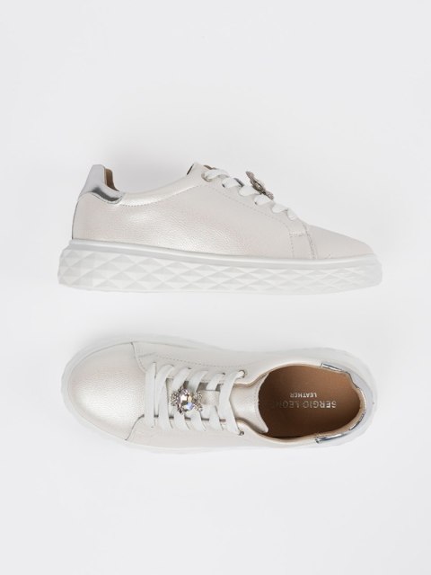 Biało-srebrne sneakersy z przypinką skórzane Sergio Leone - 40