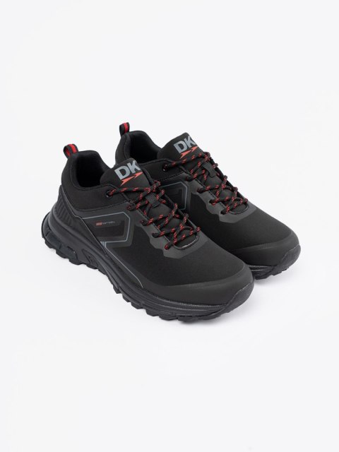 Czarne buty sportowe z czerwonymi elementami - 43 Czarne buty sportowe z czerwonymi elementami - 43