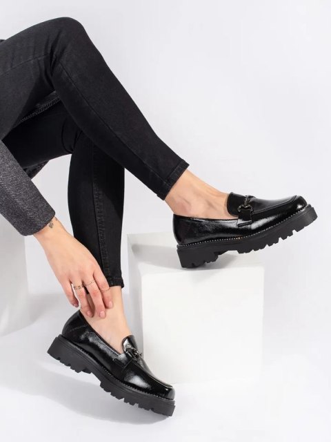 Czarne loafersy damskie na platformie ozdobione łańcuszkiem - 38