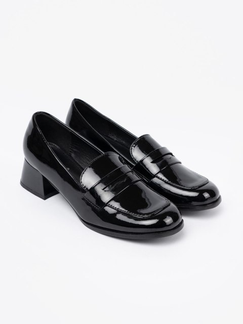 Czarne loafersy na obcasie - 37