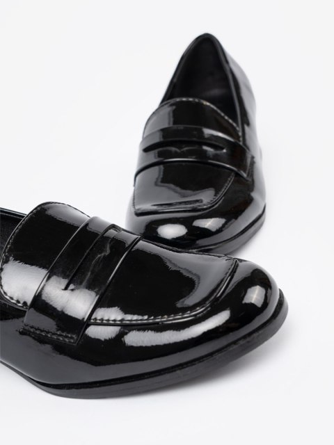Czarne loafersy na obcasie - 37