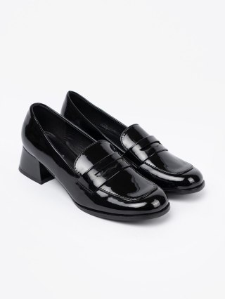 Czarne loafersy na obcasie - 40