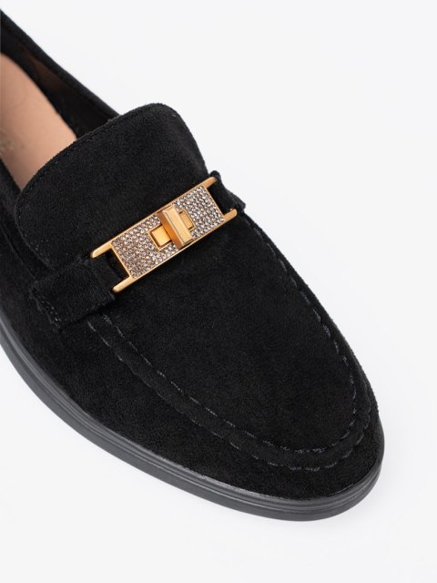 Czarne zamszowe mokasyny z elegancką złotą ozdobą - 37