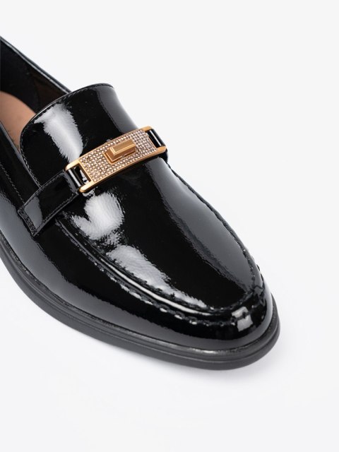 Eleganckie lakierowane mokasyny z złotą ozdobą - 38