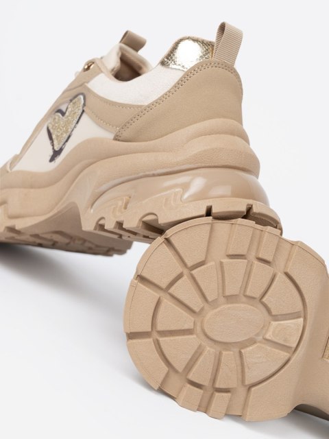 Beżowe sneakersy z ozdobnym złotym sercem - 41