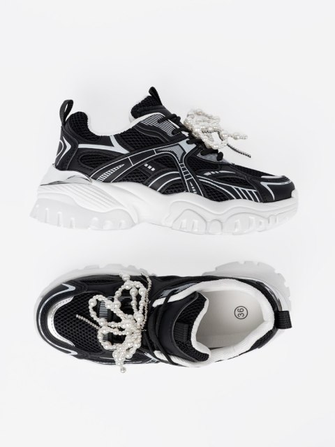 Czarne sneakersy z białą kokardą i koralikami - 38 Czarne sneakersy z białą kokardą i koralikami - 38