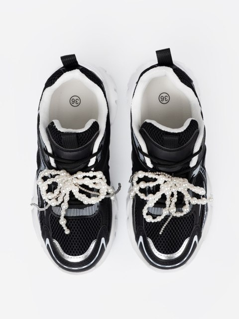 Czarne sneakersy z białą kokardą i koralikami - 39 Czarne sneakersy z białą kokardą i koralikami - 39