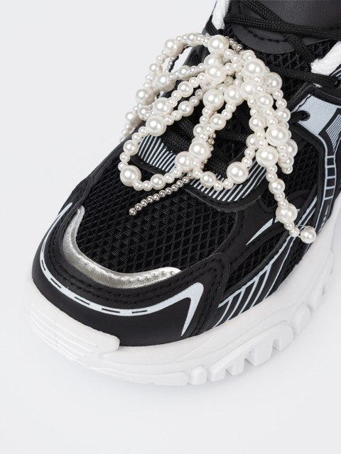 Czarne sneakersy z białą kokardą i koralikami - 39 Czarne sneakersy z białą kokardą i koralikami - 39