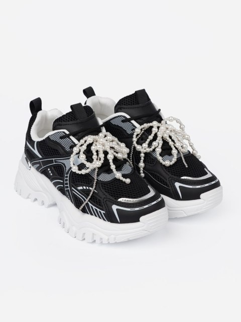 Czarne sneakersy z białą kokardą i koralikami - 41 Czarne sneakersy z białą kokardą i koralikami - 41