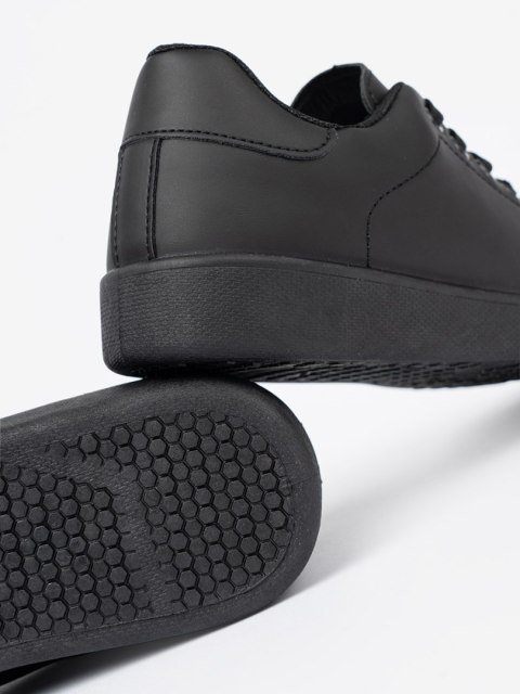 Czarne sneakersy z matowym wykończeniem i sznurowaniem - 38