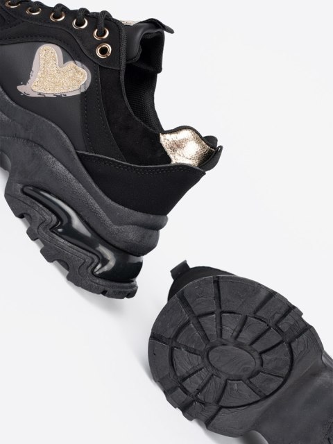 Czarne sneakersy z ozdobnym złotym sercem - 36