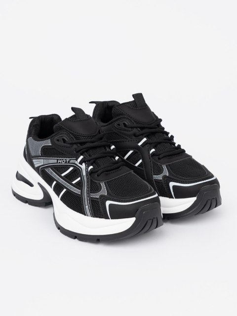 Czarne sneakersy z przewiewną cholewką i masywną białą podeszwą - 39