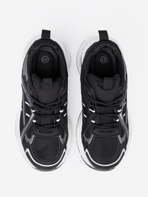 Czarne sneakersy z przewiewną cholewką i masywną białą podeszwą - 39