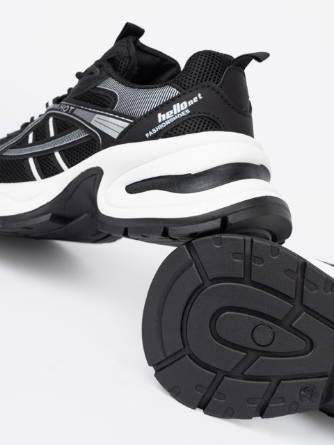 Czarne sneakersy z przewiewną cholewką i masywną białą podeszwą - 39