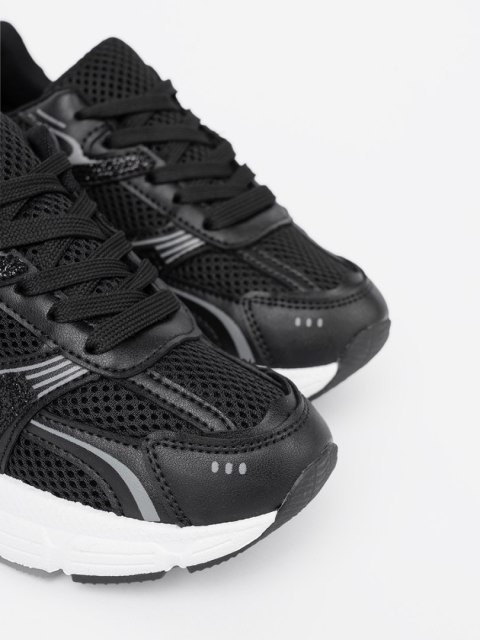 Czarne sneakersy z siateczką i białą podeszwą - 36