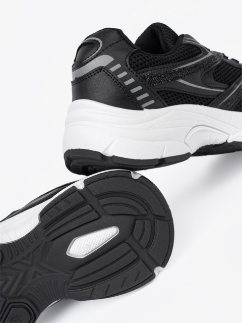 Czarne sneakersy z siateczką i białą podeszwą - 36
