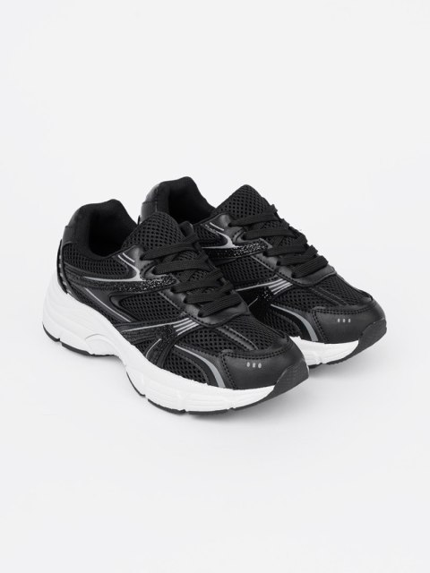 Czarne sneakersy z siateczką i białą podeszwą - 40