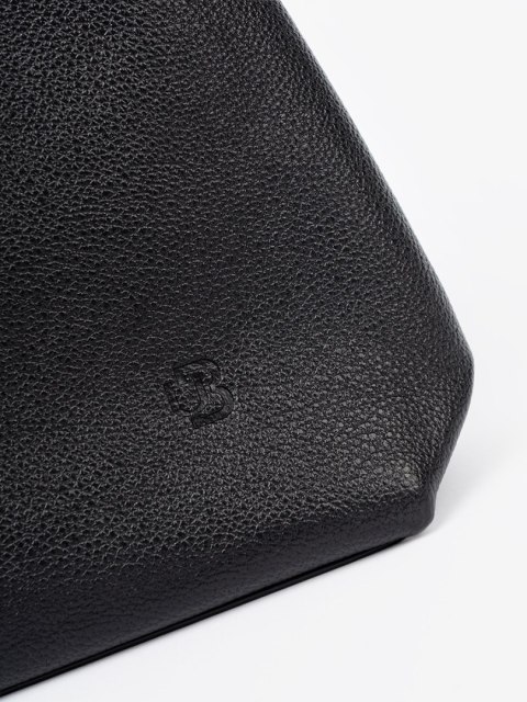 Elegancka czarna torebka z kosmetyczką w środku - one size