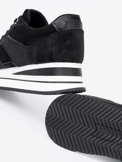 Nowoczesne czarne sneakersy z połyskującymi wstawkami - 39